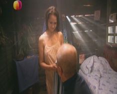 Заманчивая Ольга Кабо засветила сиськи в сериале «Дом у большой реки» фото #3