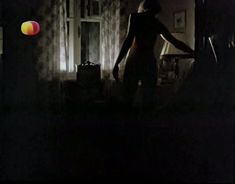Ирина Розанова немного засветила грудь в фильме «Единожды солгав» фото #1