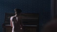 Полностью голая Ирина Вилкова в фильме «Её звали Муму» фото #59