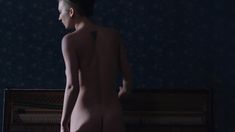 Полностью голая Ирина Вилкова в фильме «Её звали Муму» фото #64