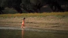 Голая попа Анастасии Красильниковой в сериале «Женские мечты о дальних странах» фото #6