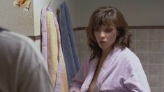 Красотка Юлия Агафонова засветила грудь в сериале «Закрытая школа» фото #5