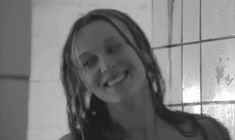 Маргарита Терехова оголила грудь в фильме «Зеркало» фото #5