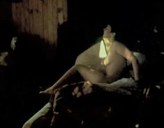 Красивая Елена Сафонова оголила грудь и попу в фильме «Зимняя вишня» фото #1