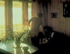 Красивая Елена Сафонова оголила грудь и попу в фильме «Зимняя вишня» фото #3