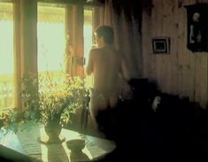 Красивая Елена Сафонова оголила грудь и попу в фильме «Зимняя вишня» фото #4