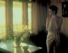 Красивая Елена Сафонова оголила грудь и попу в фильме «Зимняя вишня» фото #5