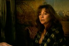 Шикарная Ольга Остроумова засветила грудь в фильме «Змеиный источник» фото #7