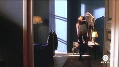 Голая попка Виктории Смирновой в фильме «Иностранец» фото #7