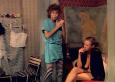 Ирина Розанова засветила грудь в фильме «Интердевочка» фото #7