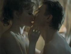 Анна Назарьева оголила грудь и попу в фильме «Как живете, караси?» фото #6