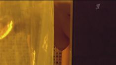 Мокрая голая грудь Анны Слю в сериале «Краткий курс счастливой жизни» фото #1