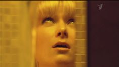 Мокрая голая грудь Анны Слю в сериале «Краткий курс счастливой жизни» фото #5