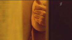 Мокрая голая грудь Анны Слю в сериале «Краткий курс счастливой жизни» фото #10