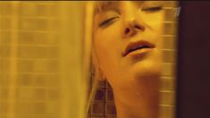 Мокрая голая грудь Анны Слю в сериале «Краткий курс счастливой жизни» фото #11