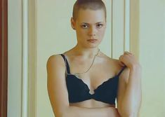 Голые сиськи Анны Миклош в сериале «Крот 2» фото #1