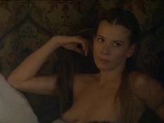 Юлия Высоцкая оголила грудь в фильме «Лев зимой» фото #1