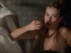 Юлия Высоцкая оголила грудь в фильме «Лев зимой» фото #2