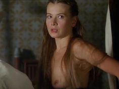 Юлия Высоцкая оголила грудь в фильме «Лев зимой» фото #3