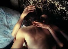 Красивая Дарья Повереннова засветила грудь в фильме «Лето любви» фото #26