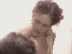 Голая грудь Евгении Лютой в сериале «Любовные авантюры» фото #2