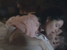 Любовь Тихомирова оголила грудь в сериале «Любовные авантюры» фото #25