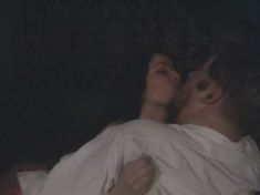 Любовь Тихомирова оголила грудь в сериале «Любовные авантюры» фото #29