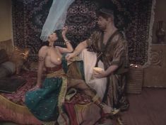 Любовь Тихомирова оголила грудь в сериале «Любовные авантюры» фото #51