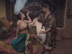 Любовь Тихомирова оголила грудь в сериале «Любовные авантюры» фото #52