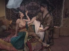 Любовь Тихомирова оголила грудь в сериале «Любовные авантюры» фото #57