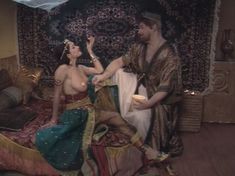 Любовь Тихомирова оголила грудь в сериале «Любовные авантюры» фото #60