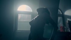 Сексуальная Любовь Аксенова показала голые сиськи в сериале «Мажор» фото #39