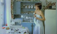 Красивая Наталья Негода оголила грудь и попу в фильме «Маленькая Вера» фото #1