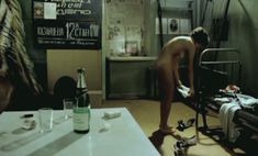 Красивая Наталья Негода оголила грудь и попу в фильме «Маленькая Вера» фото #14