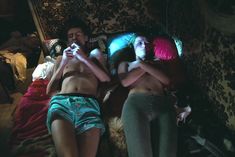 Нина Лощинина показала голую грудь в фильме «Мама дарагая!» фото #11