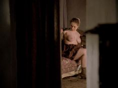 Красотка Татьяна Шитова оголила грудь в фильме «Мещерские» фото #9