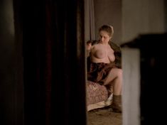 Красотка Татьяна Шитова оголила грудь в фильме «Мещерские» фото #10