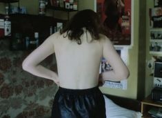 Оксана Арбузова засветила грудь в фильме «Мигранты» фото #1