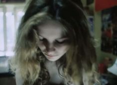 Оксана Арбузова засветила грудь в фильме «Мигранты» фото #2