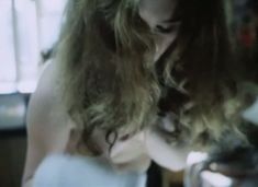 Оксана Арбузова засветила грудь в фильме «Мигранты» фото #3