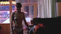 Аккуратная голая грудь Анны Уколовой в фильме «Миннесота» фото #6