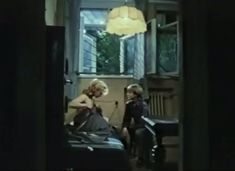 Абсолютно голая Александра Колкунова в сериале «Мир в другом измерении»