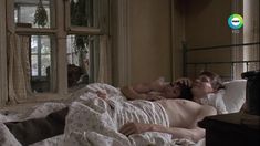 Клавдия Коршунова засветила сосочек в сериале «Московский дворик» фото #3