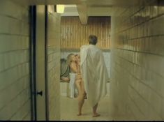 Елена Кондулайнен засветила сиськи в фильме «Муж собаки Баскервилей» фото #1