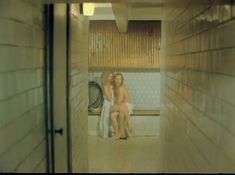 Елена Кондулайнен засветила сиськи в фильме «Муж собаки Баскервилей» фото #5