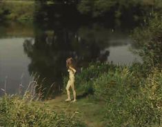 Абсолютно голая Мария Глазкова в фильме «На заре туманной юности» фото #2