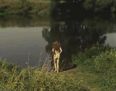 Абсолютно голая Мария Глазкова в фильме «На заре туманной юности» фото #3