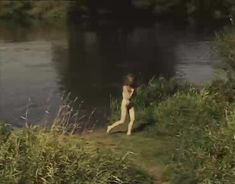 Абсолютно голая Мария Глазкова в фильме «На заре туманной юности» фото #7