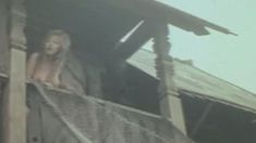 Голая грудь Ольги Жулиной в фильме «На помощь, братцы!» фото #19