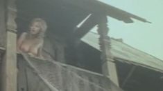 Голая грудь Ольги Жулиной в фильме «На помощь, братцы!» фото #20